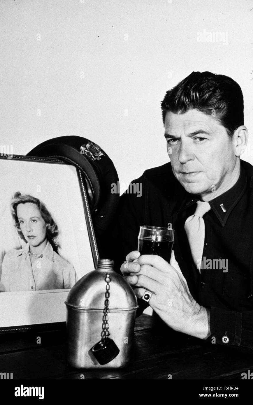 1958, il titolo del film: GENERAL ELECTRIC THEATRE, Studio: CBS, nella foto: RONALD REAGAN, alcolico, pallone, bere, malinconica, disperazione, depresso, da soli, solitaria. (Credito Immagine: SNAP) Foto Stock