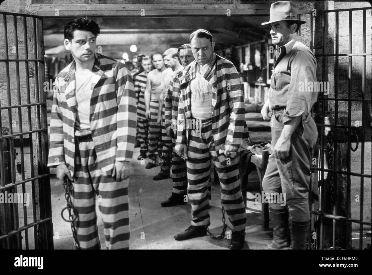 1932, il titolo del film: Io sono un fuggiasco da una catena pista, Direttore: MERVYN LeROY, Studio: WARNER, nella foto: dietro le sbarre (in prigione), gruppo, MERVYN LeROY. (Credito Immagine: SNAP) Foto Stock