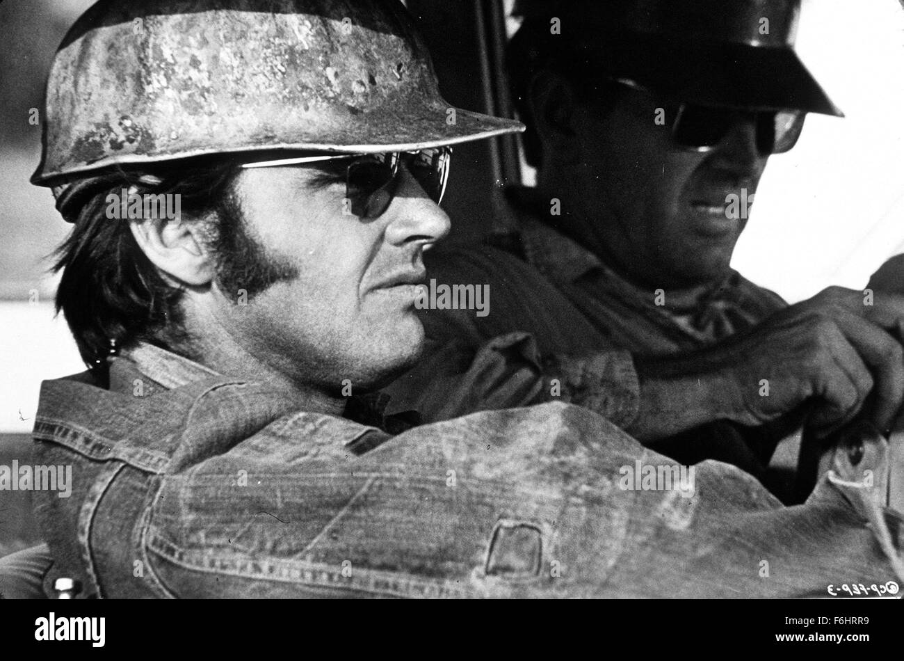 1970, il titolo del film: Cinque pezzi facili, Direttore: BOB RAFELSON, nella foto: 1970, HARD HAT, Jack Nicholson, BOB RAFELSON, LAVORATORE, Oil Rig, minatore, duro, raffreddare, occhiali da sole, il passeggero lato BURNS, auto. (Credito Immagine: SNAP) Foto Stock