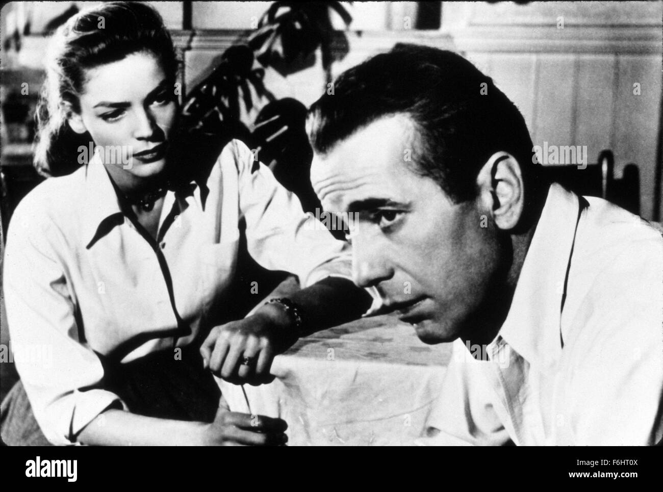 1948, il titolo del film: KEY LARGO, Direttore: John Huston, Studio: WARNER, nella foto: Lauren Bacall, Humphrey Bogart, solcato BROW, cipiglio, interessati e consolante, preoccupato, sconvolto, sporgersi in avanti, curvò oltre. (Credito Immagine: SNAP) Foto Stock