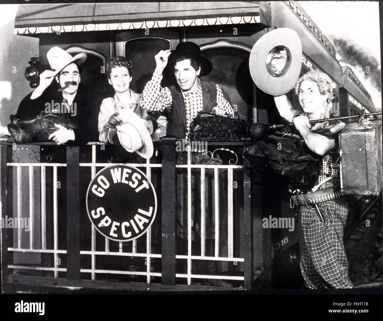 1940, il titolo del film: Go West, Direttore: EDWARD BUZZELL, Studio: MGM, nella foto: 1940, EDWARD BUZZELL, DIANA LEWIS, Marx Brothers, Chico Marx, Groucho Marx. (Credito Immagine: SNAP) Foto Stock