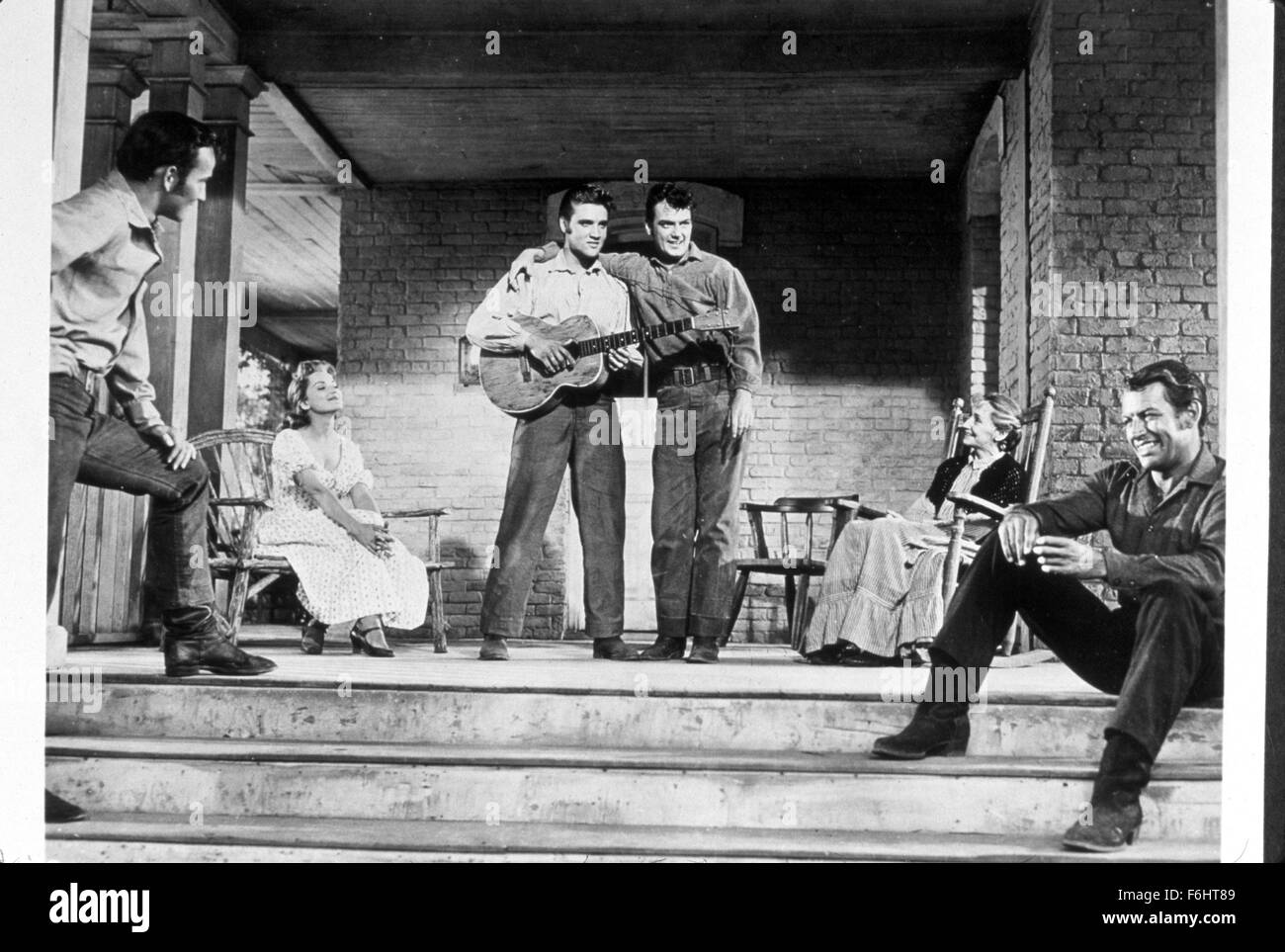 1956, il titolo del film: LOVE ME TENDER, REGISTA: ROBERT D WEBB, Studio: volpe, nell'immagine: WILLIAM CAMPBELL, JAMES DRURY, MILDRED DUNNOCK, RICHARD EGAN, DEBRA PAGET, ELVIS PRESLEY. (Credito Immagine: SNAP) Foto Stock