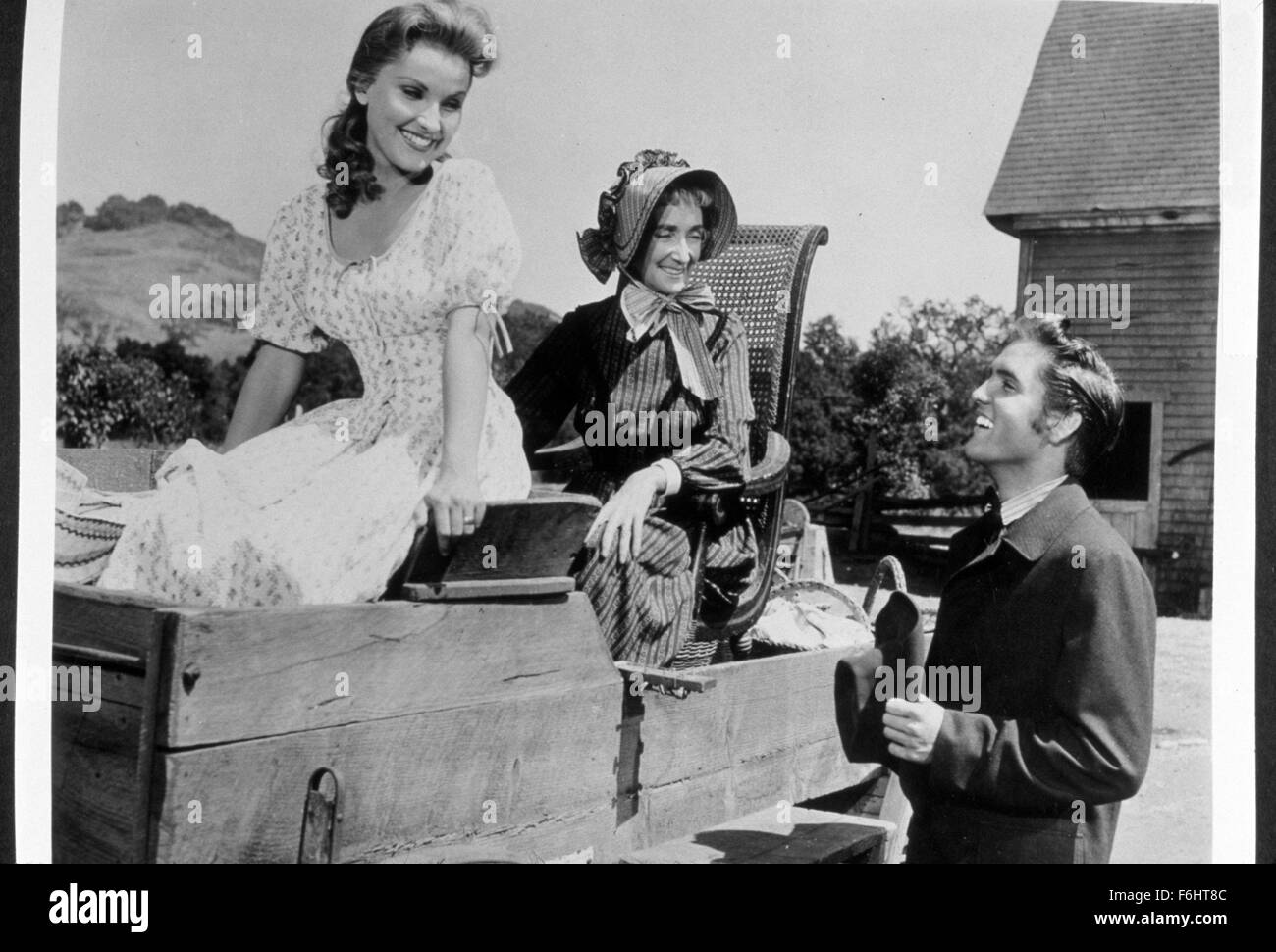 1956, il titolo del film: LOVE ME TENDER, REGISTA: ROBERT D WEBB, Studio: volpe, nella foto: MILDRED DUNNOCK, DEBRA PAGET, ELVIS PRESLEY. (Credito Immagine: SNAP) Foto Stock