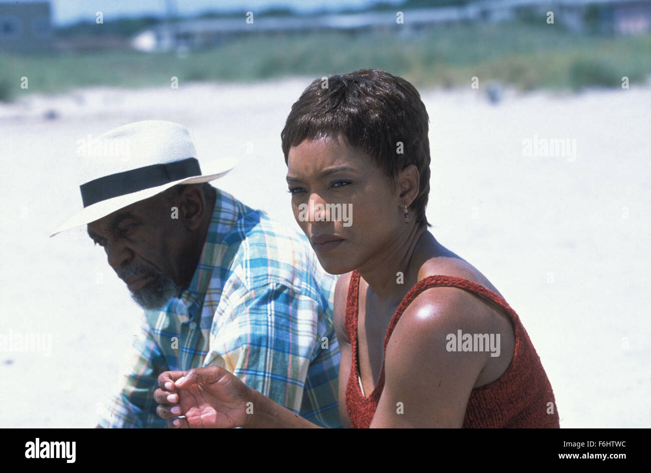 Giu 21, 2002; Los Angeles, CA, Stati Uniti d'America; attori BILL COBBS come il dottor Lloyd e Angela Bassett come Desiree Perry star in 'Sunshine membro" diretto da John Sayles,.. (Credito Immagine: ) Foto Stock