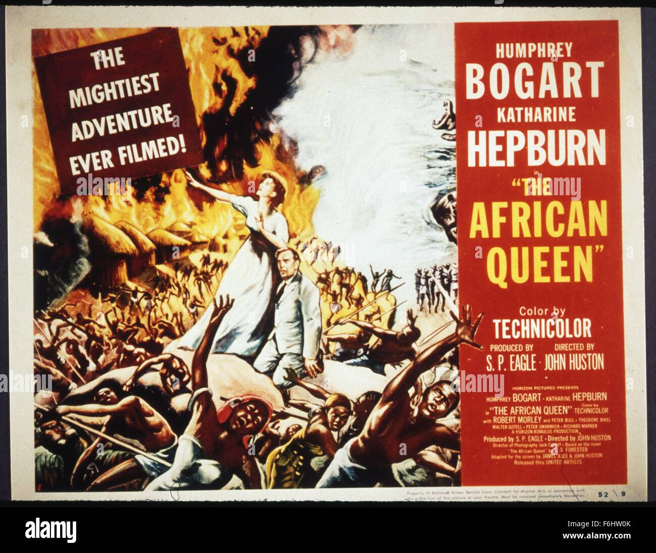 1951, il titolo del film: African Queen, Direttore: John Huston, Studio: UA, nella foto: 1951, Humphrey Bogart, Katharine Hepburn, John Huston, avventura, TITOLO DI CARTA, LOBBY CARD, dramma, incendio, disastro. (Credito Immagine: SNAP) Foto Stock