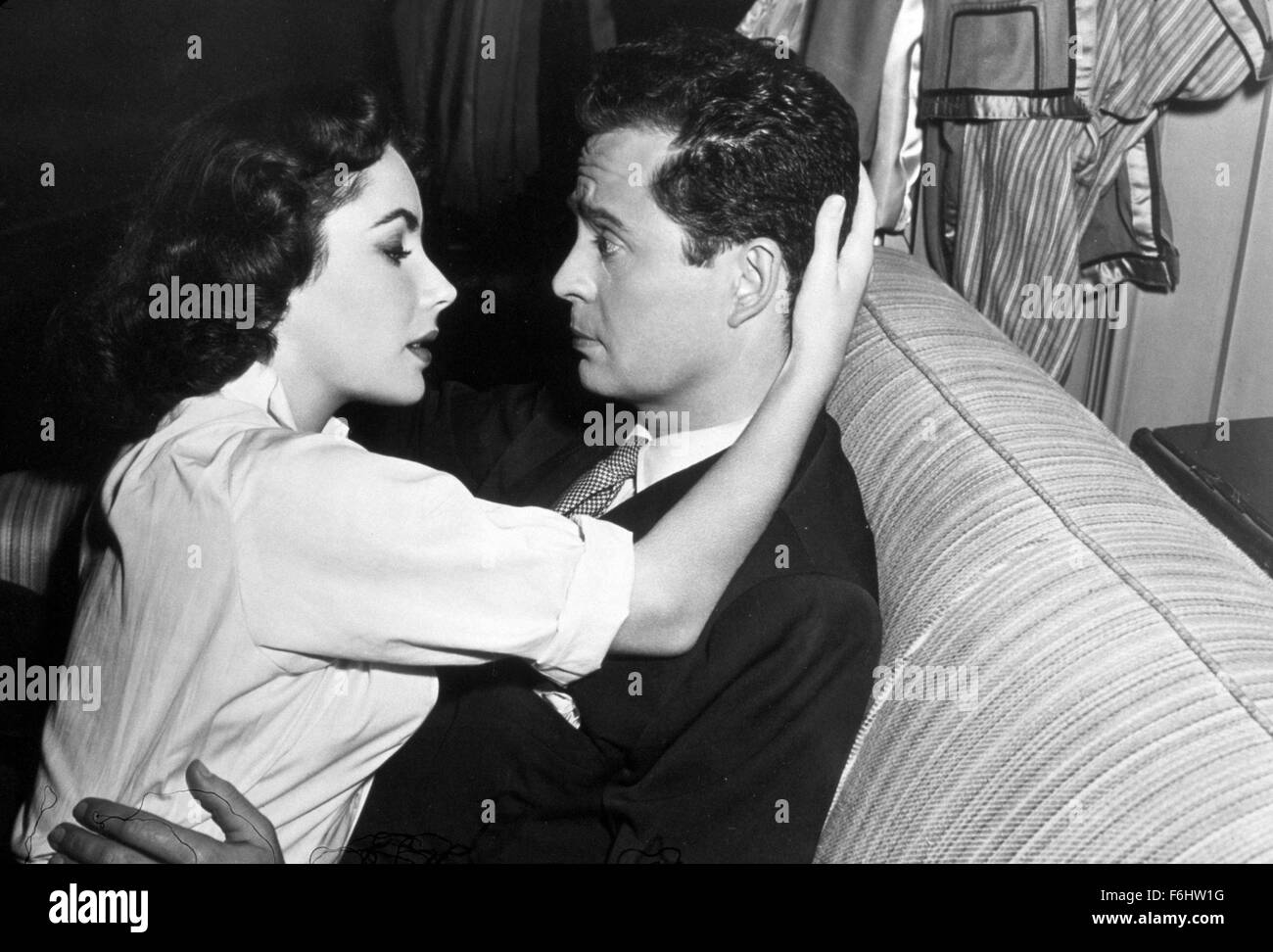 1952, il titolo del film: Amore è il migliore di sempre, Direttore: Stanley Donen, Studio: MGM, nella foto: mano dietro la testa, abbracciare, 1952, Larry parchi, Elizabeth Taylor, giovane, romanticismo, lo sguardo, KISS. (Credito Immagine: SNAP) Foto Stock