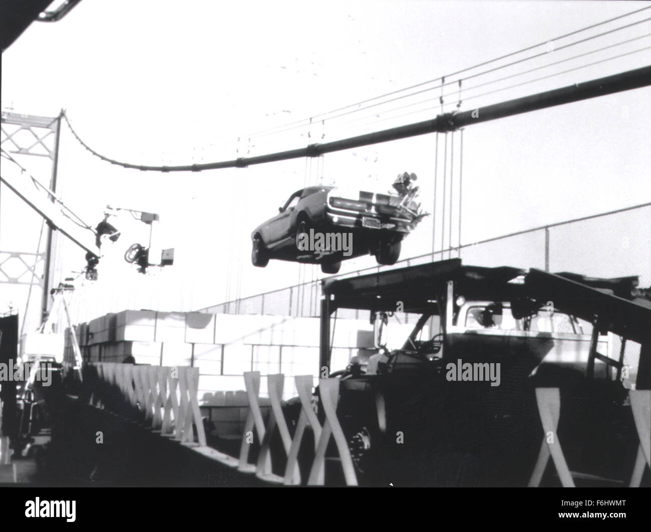Jul 23, 2002; Hollywood, CA, Stati Uniti d'America; una vettura vola attraverso il cielo come uno stunt per il film 'Andato in 60 secondi.". (Credito immagine: Auto immagini) Foto Stock