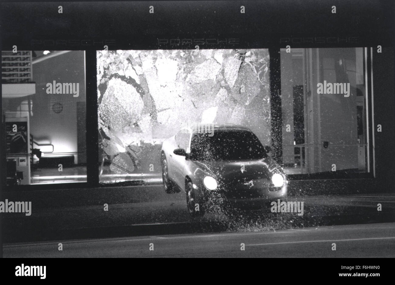 Jul 23, 2002; Hollywood, CA, Stati Uniti d'America; una vettura vola attraverso una finestra come uno stunt per il film 'Andato in 60 secondi.". (Credito immagine: Auto immagini) Foto Stock
