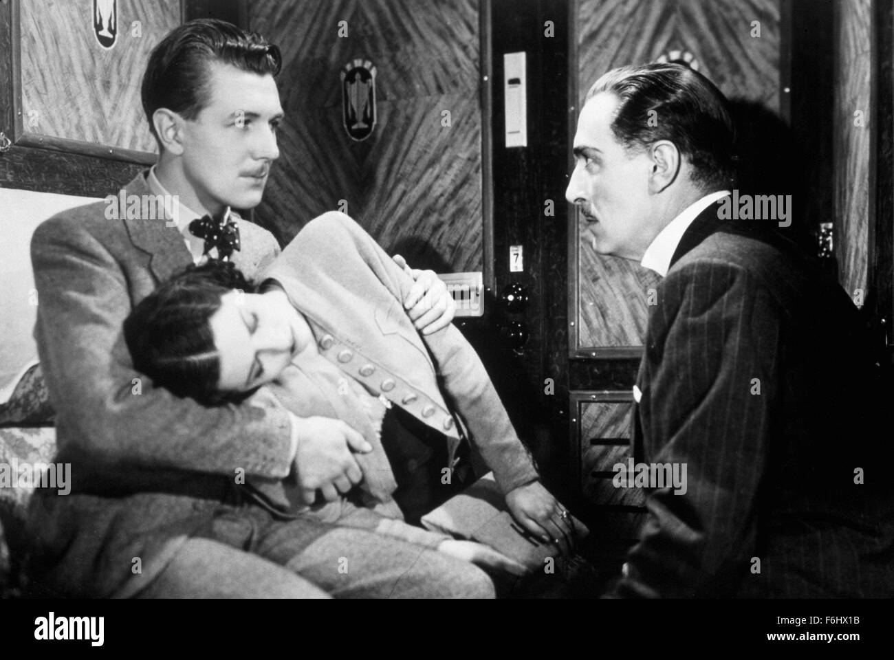 1938, il titolo del film: Lady Vanishes, Direttore: Alfred Hitchcock, Studio: GAUMONT UK, nella foto: Alfred Hitchcock, Margaret Lockwood, Paul Lukas. (Credito Immagine: SNAP) Foto Stock