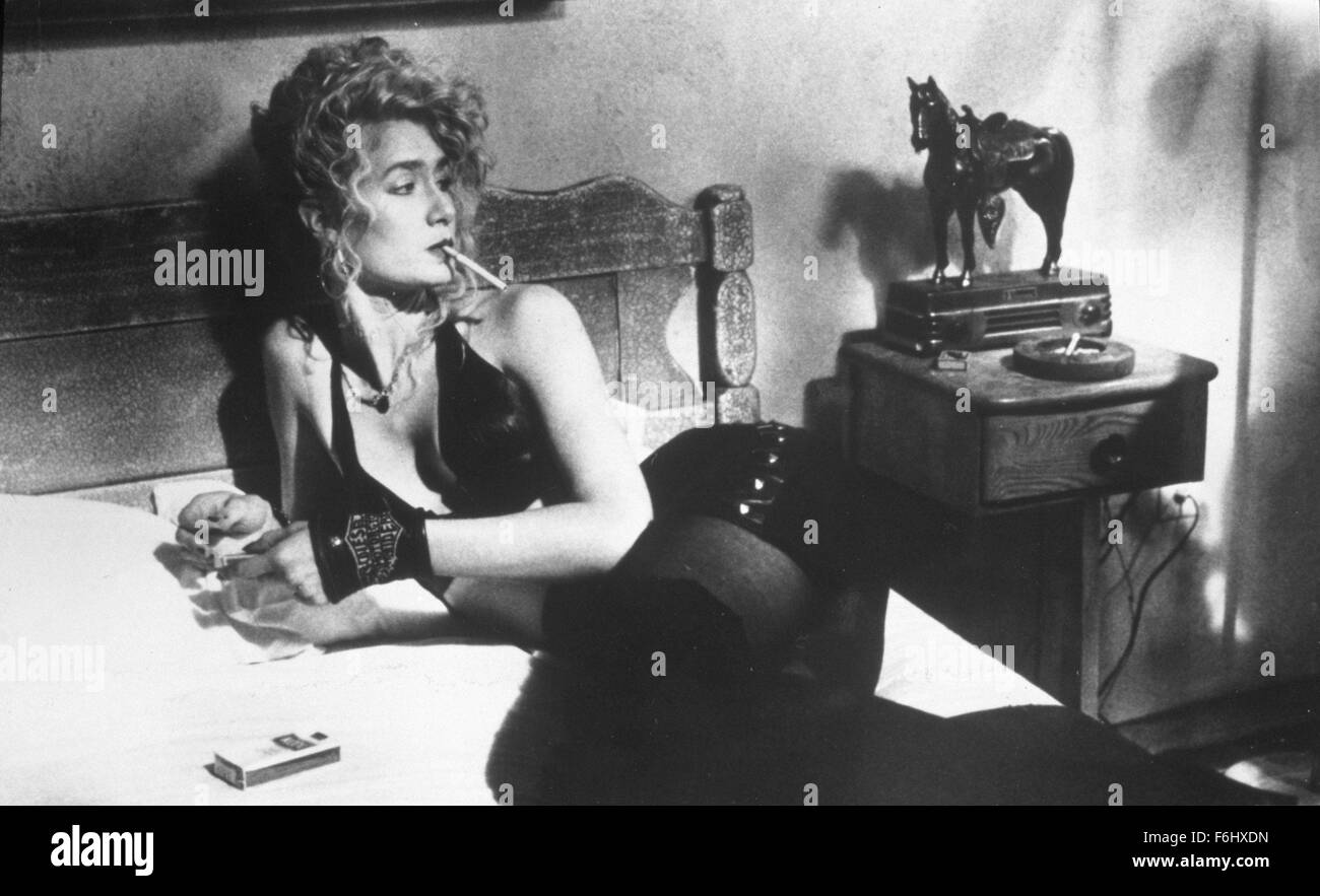 Data di rilascio: agosto 17, 1990 il titolo del filmato: Wild At Heart Studio: La Samuel Goldwyn direttore dell'azienda: David Lynch trama: giovani amanti Sailor e Lula prendete il volo per New Orleans seguenti Sailor's rilascio dalla prigione, con Lula madre isterica, un detective stanco e un sinistro hitman dopo di loro. Durante il loro viaggio, Lula e marinaio correlare gli eventi della loro vita per data, pur incontrando una tipica galleria di Lynch grottesche. Dopo essere stati bloccati in una piccola città, marinaio accetta di unirsi all'infame Bobby Peru in una impresa criminale. Nella foto: Laura Dern come Lula Fortune. (Credito mi Foto Stock