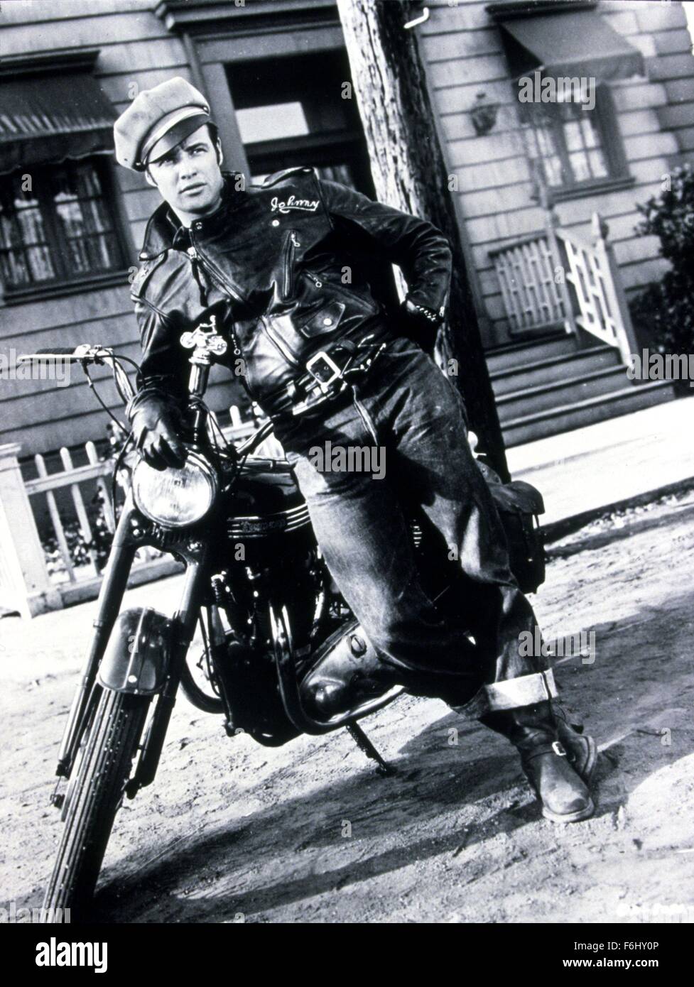 1954, il titolo del film: Quello selvaggio, Direttore: BENEDEK LASLO, nella  foto: duro, Marlon Brando, abbigliamento, giacca di pelle, motociclo,  veicolo, bad boy, CAP, cappello, raffreddare e ribelle Foto stock - Alamy