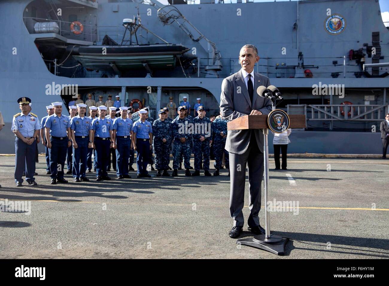 Manila, Filippine. 17 Nov, 2015. Stati Uniti Il presidente Barack Obama parla ai media dopo aver girato la Philippine Navy frigate BRP Gregorio del Pilar. Obama ha annunciato durante la visita che gli Stati Uniti daranno due navi per la marina militare filippino per rafforzare la sua sicurezza marittima le funzionalità del cammino di cinesi le tensioni nel mare della Cina del Sud. Foto Stock