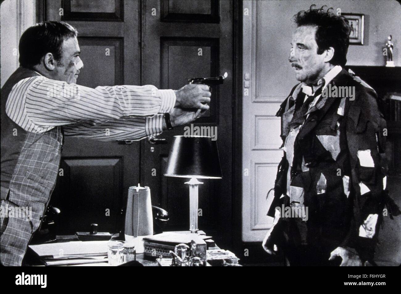 1975, il titolo del film: il ritorno della pantera rosa, Direttore: Blake Edwards, Studio: UA, nella foto: Blake Edwards, HERBERT LOM, Pink Panther film. (Credito Immagine: SNAP) Foto Stock