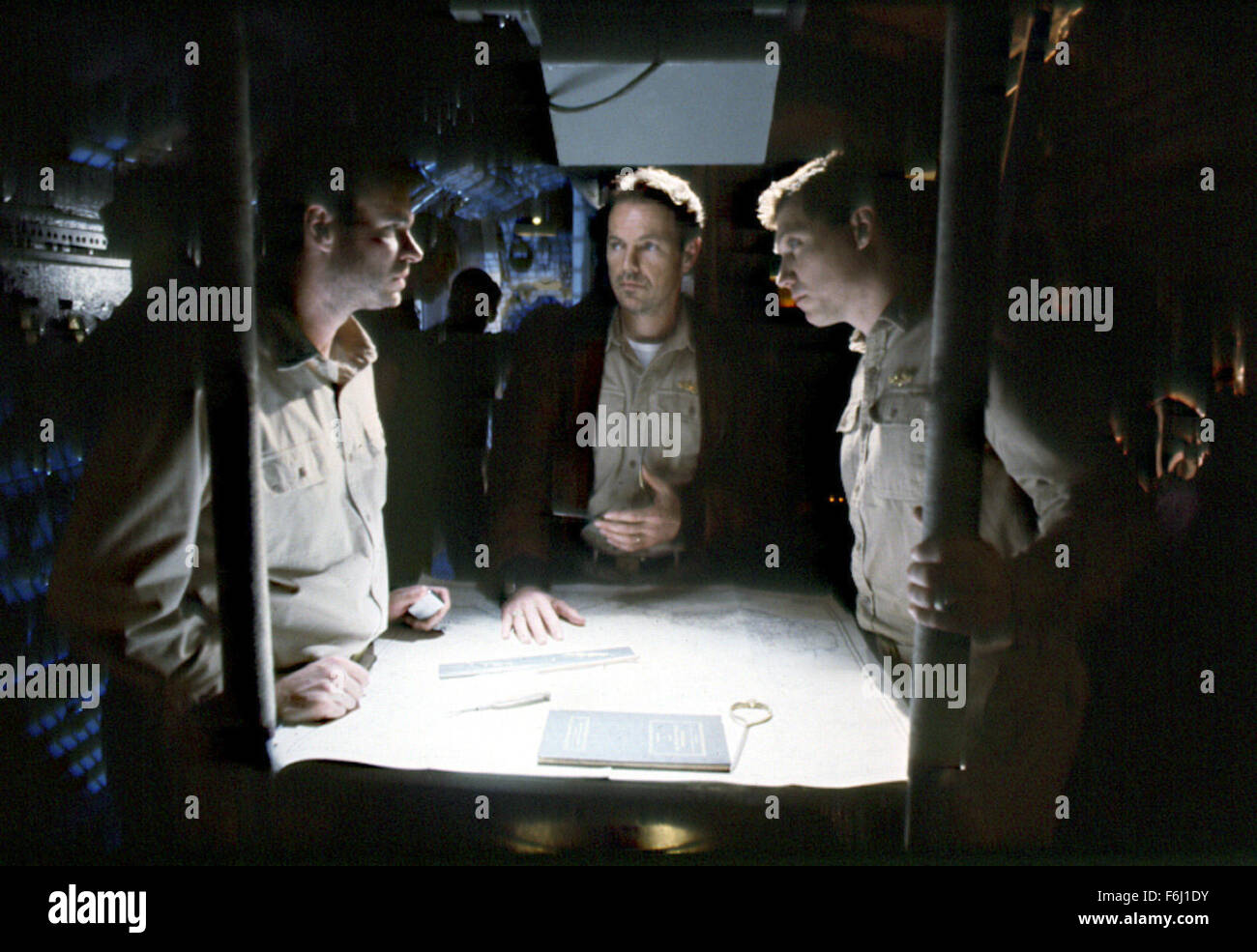 Oct 11, 2002; Hollywood, CA, Stati Uniti d'America; HOLT MCCALLANY come Lt. Loomis, SCOTT FOLEY come Ltjg. Stephen Coors e Bruce Greenwood come Lt. Brice nel mistero horror ''al di sotto" diretto da David Twohy. Foto Stock