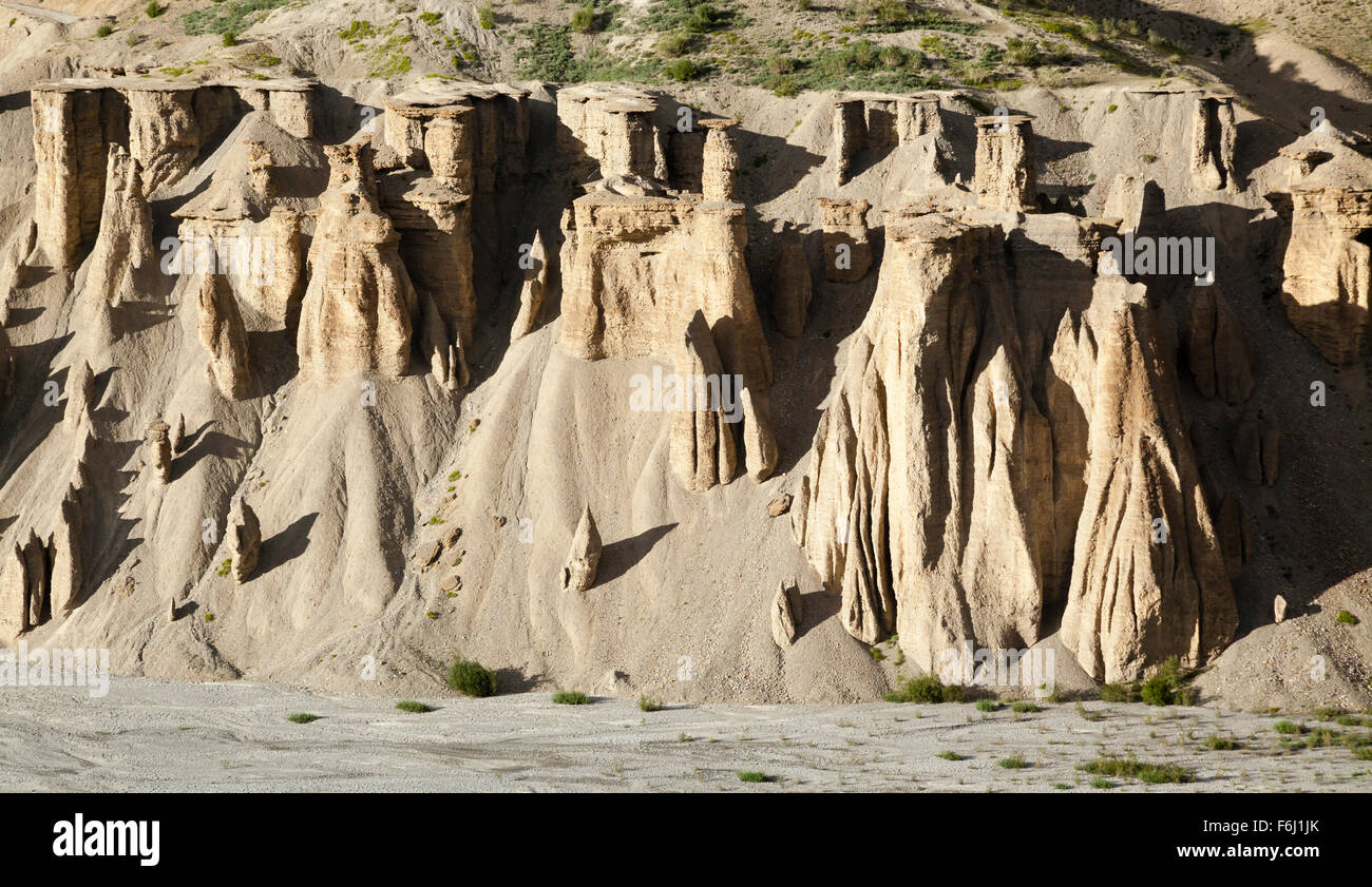 Meteo eroso formazioni rocciose nella Spiti Valley, Himachal Pradesh, India del Nord Foto Stock