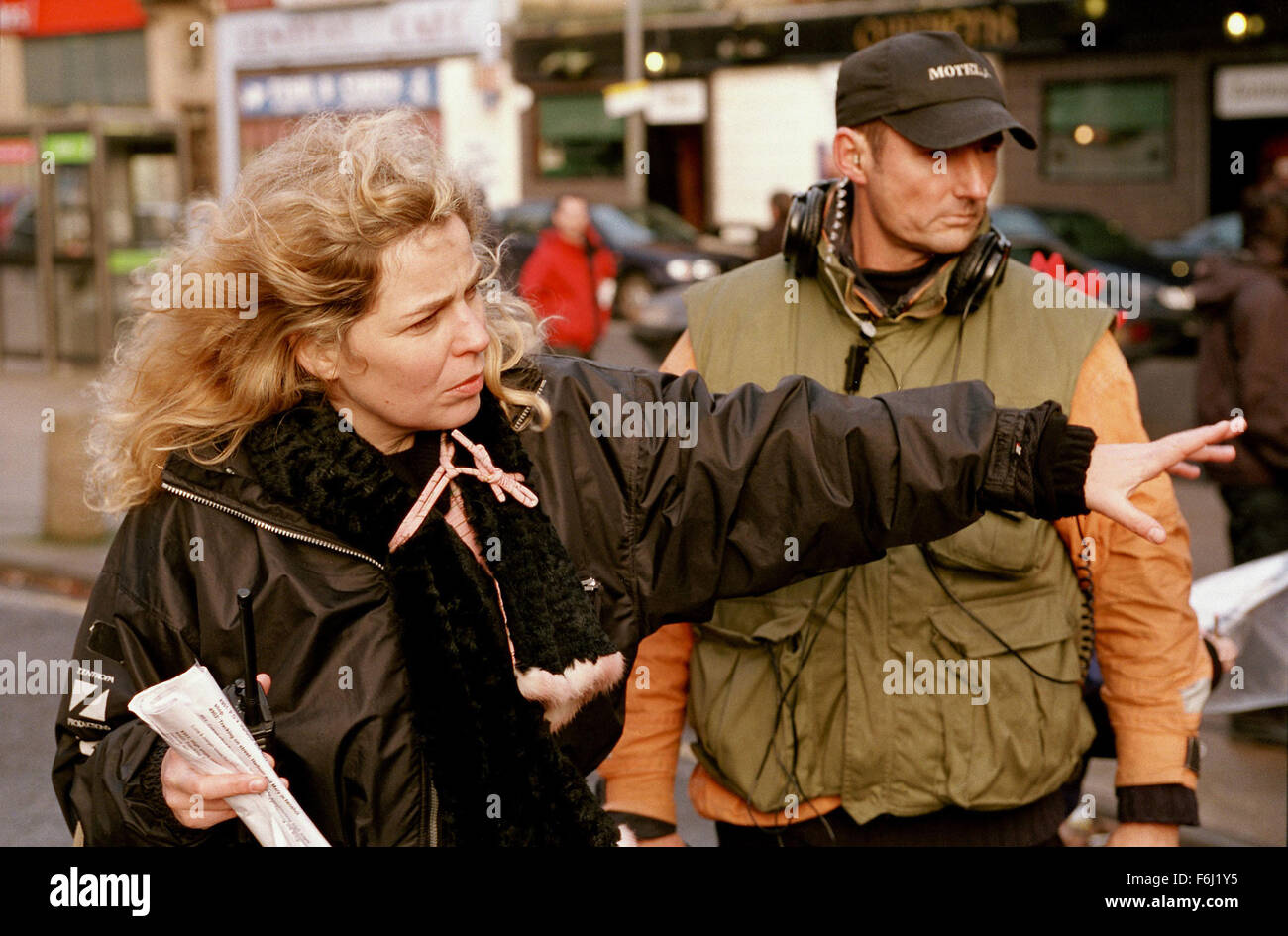 Nov 08, 2002; Glasgow, Scotland, Regno Unito; Direttore LONE SCHERFIG (L) sul set del dramma commedia "Wilbur vuole uccidere se stesso" diretto da Lone Scherfig. Foto Stock