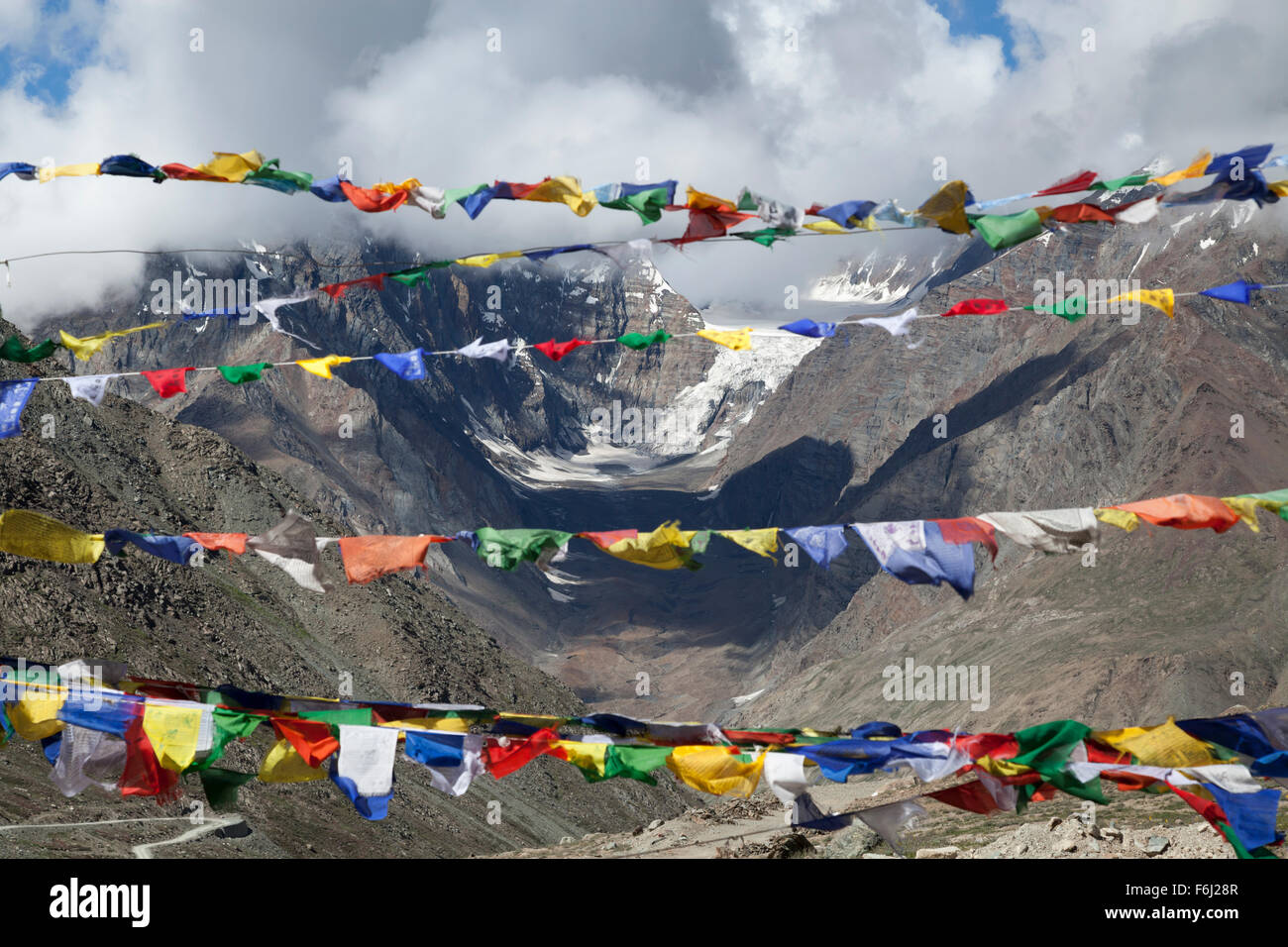 La preghiera buddista bandiere, a Kunzum Pass (4,590elev 15,060m ft) tra Spiti e Lahaul valley, Himachal Pradesh, India del Nord Foto Stock