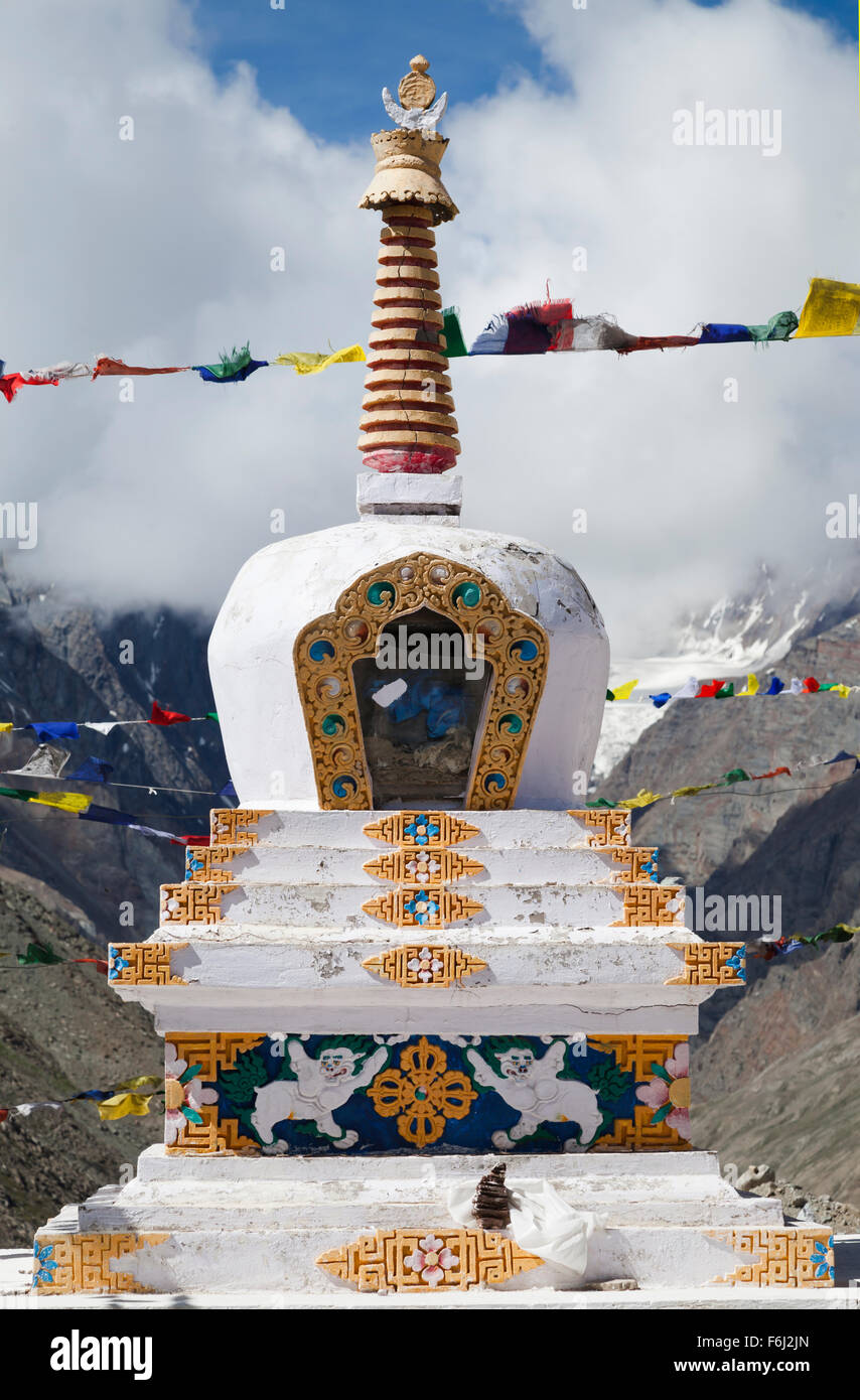 Stupa buddisti, a Kunzum Pass (4,590elev 15,060m ft) tra Spiti e Lahaul valley, Himachal Pradesh, India del Nord Foto Stock