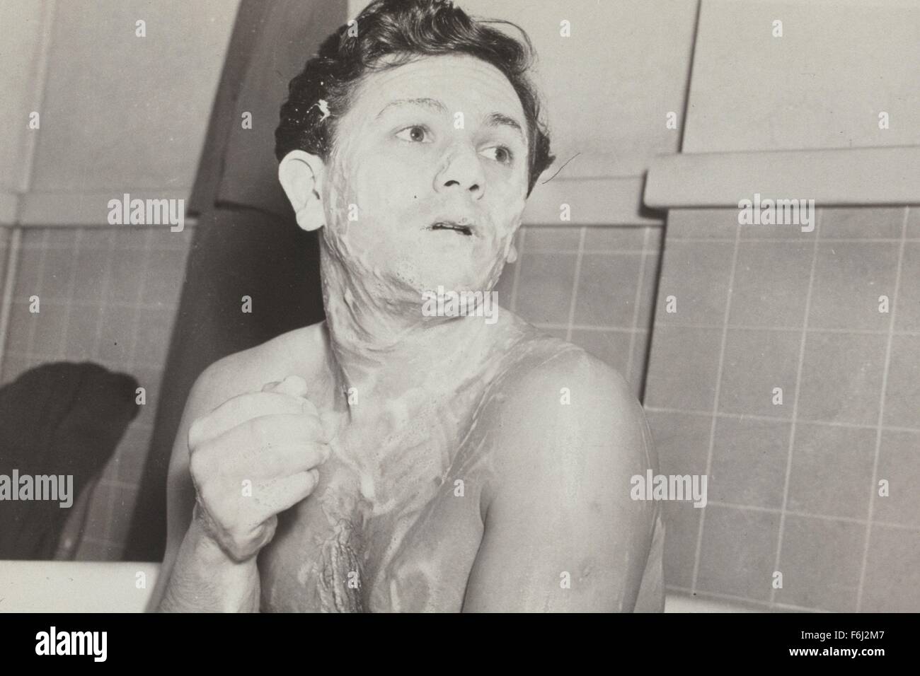 1942, Studio: WARNER, nella foto: Vasche da bagno/doccia, vasca, John Garfield. (Credito Immagine: SNAP) Foto Stock