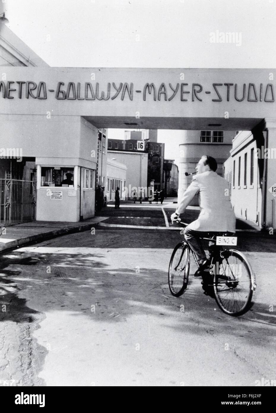 1957, il titolo del film: L'uomo sul fuoco, nella foto: bicicletta, Bing Crosby, Culver City, CA. MGM Studios. (Credito Immagine: SNAP) Foto Stock
