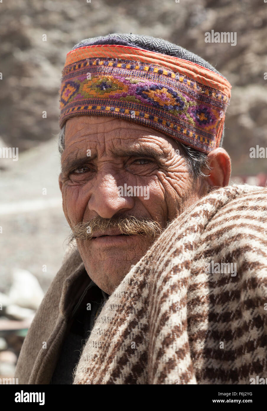 Indian uomo in abito tradizionale dalla regione himalayana di Himachal Pradesh Foto Stock