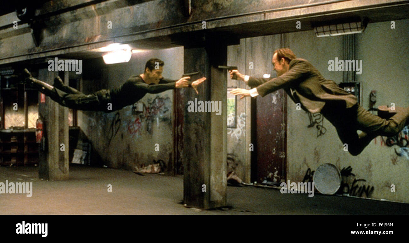 Set 07, 2002; Hollywood, CA, Stati Uniti d'America; attori Keanu Reeves stelle come Neo come Neo a sinistra e Hugo Weaving come agente Smith in "Matrix" Diretto da Andy Wachowski e Larry Wachowski.. (Credito Immagine: ) Foto Stock