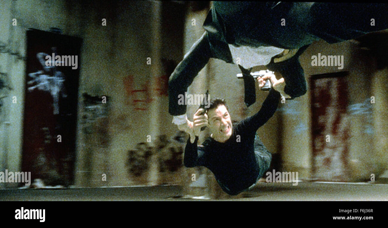 Set 07, 2002; Hollywood, CA, Stati Uniti d'America; attori Keanu Reeves stelle come Neo come Neo a sinistra e Hugo Weaving come agente Smith in "Matrix" Diretto da Andy Wachowski e Larry Wachowski.. (Credito Immagine: ) Foto Stock