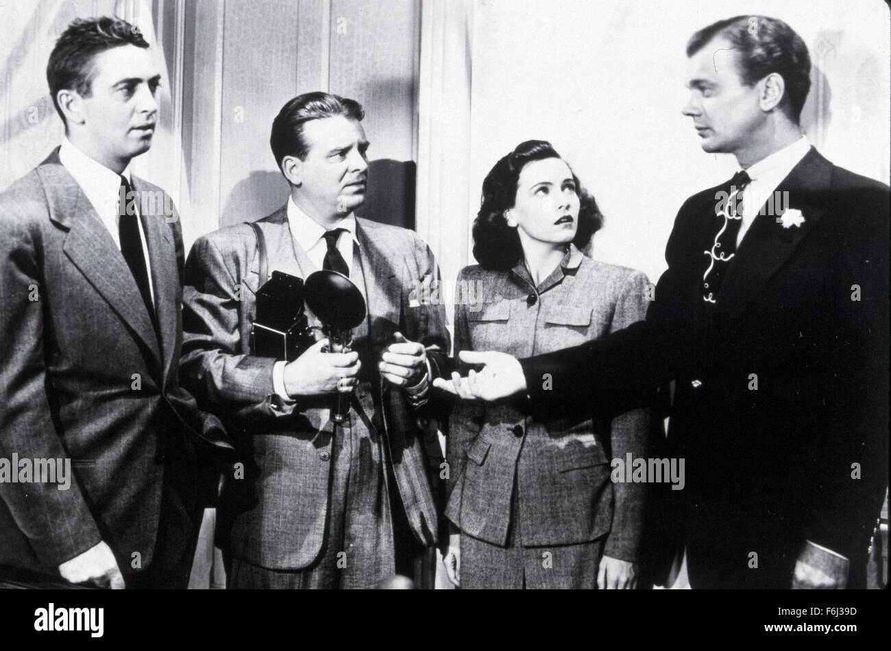 1943, il titolo del film: OMBRA DI DUBBIO, Direttore: Alfred Hitchcock, Studio: SELZNICK, nella foto: MACDONALD CAREY, GIUSEPPE COTONE, FORD Wallace, Alfred Hitchcock. (Credito Immagine: SNAP) Foto Stock