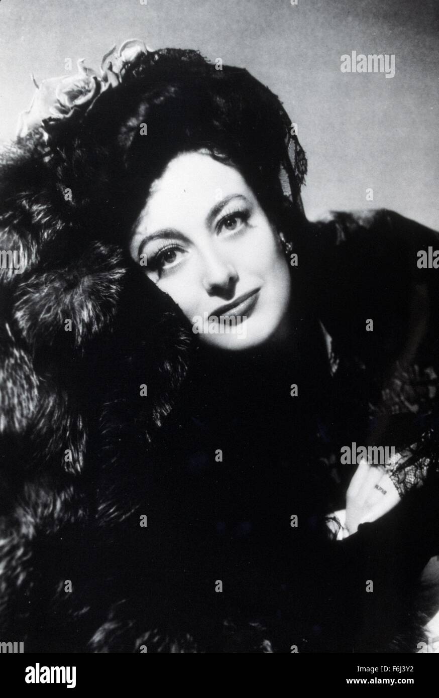 1943, il titolo del film: al di sopra di ogni sospetto, Direttore: RICHARD THORPE, Studio: MGM, nella foto: americani all'estero, Joan Crawford, mistero (SPOOF-comico), Spies. (Credito Immagine: SNAP) Foto Stock