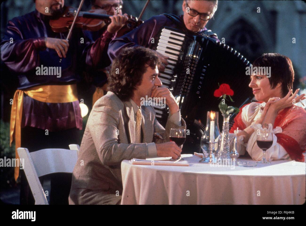 Data di rilascio: luglio 17, 1981 il titolo del filmato: Arthur STUDIO: Orion Pictures Corporation direttore: Steve Gordon trama: Arthur è un felice ubriaco con nessuna pretesa a qualsiasi ambizione. Egli è anche l'erede di una grande fortuna di cui egli è detto sarà solo la sua se egli sposa Susan. Non ama Susan, ma Ella farà qualcosa di lui la famiglia si aspetta. Arthur propone ma poi incontra una ragazza con nessun denaro che egli potrebbe facilmente cadere in amore con foto: Direttore Steve Gordon e Liza Minnelli come Linda Marolla (credito Immagine: c Orion Pictures Corporation/Entertainment Immagini) Foto Stock