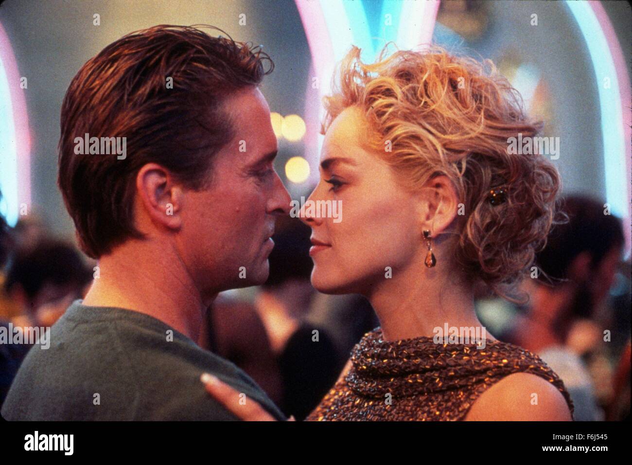 1992, il titolo del film: basic instinct, Direttore: Paul Verhoeven, Studio: TRI, nella foto: Michael Douglas, Sharon Stone. (Credito Immagine: SNAP) Foto Stock