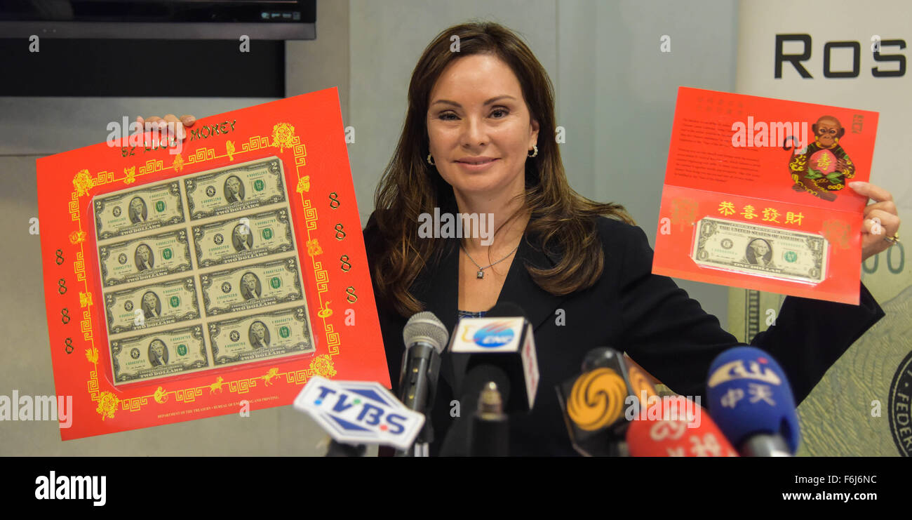 Washington, DC, Stati Uniti d'America. 17 Nov, 2015. Stati Uniti Tesoriere Rosie Rios visualizza i $1 Anno della Scimmia 2016 e $2 '8888' Lucky Money foglio durante una conferenza stampa a Washington, DC, capitale degli Stati Uniti. Dipartimento del Tesoro il martedì ha svelato i suoi due più recenti Lucky Money note - $1 Anno della Scimmia 2016 e $2 '8888' Lucky Money Foglio per celebrare il prossimo nuovo anno lunare cinese della scimmia nel 2016. Credito: Bao Dandan/Xinhua/Alamy Live News Foto Stock