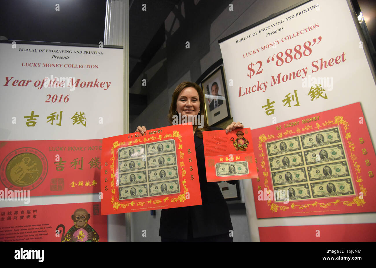 Washington, DC, Stati Uniti d'America. 17 Nov, 2015. Stati Uniti Tesoriere Rosie Rios visualizza i $1 Anno della Scimmia 2016 e $2 '8888' Lucky Money foglio durante una conferenza stampa a Washington, DC, capitale degli Stati Uniti. Dipartimento del Tesoro il martedì ha svelato i suoi due più recenti Lucky Money note - $1 Anno della Scimmia 2016 e $2 '8888' Lucky Money Foglio per celebrare il prossimo nuovo anno lunare cinese della scimmia nel 2016. Credito: Bao Dandan/Xinhua/Alamy Live News Foto Stock