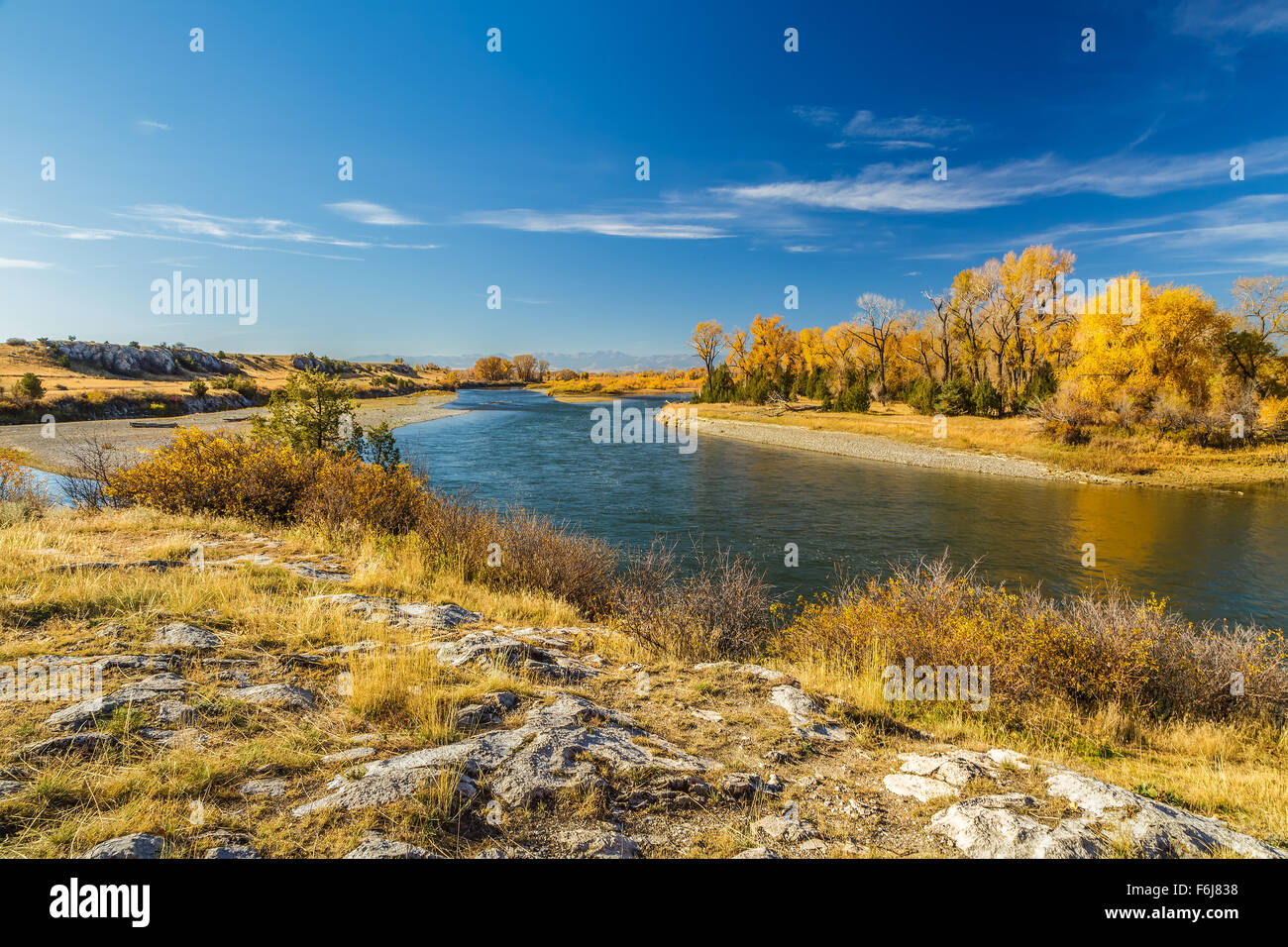 Il fiume Missouri fluente attraverso il Missouri Sorgenti del parco statale in tre forchette, Montana Foto Stock