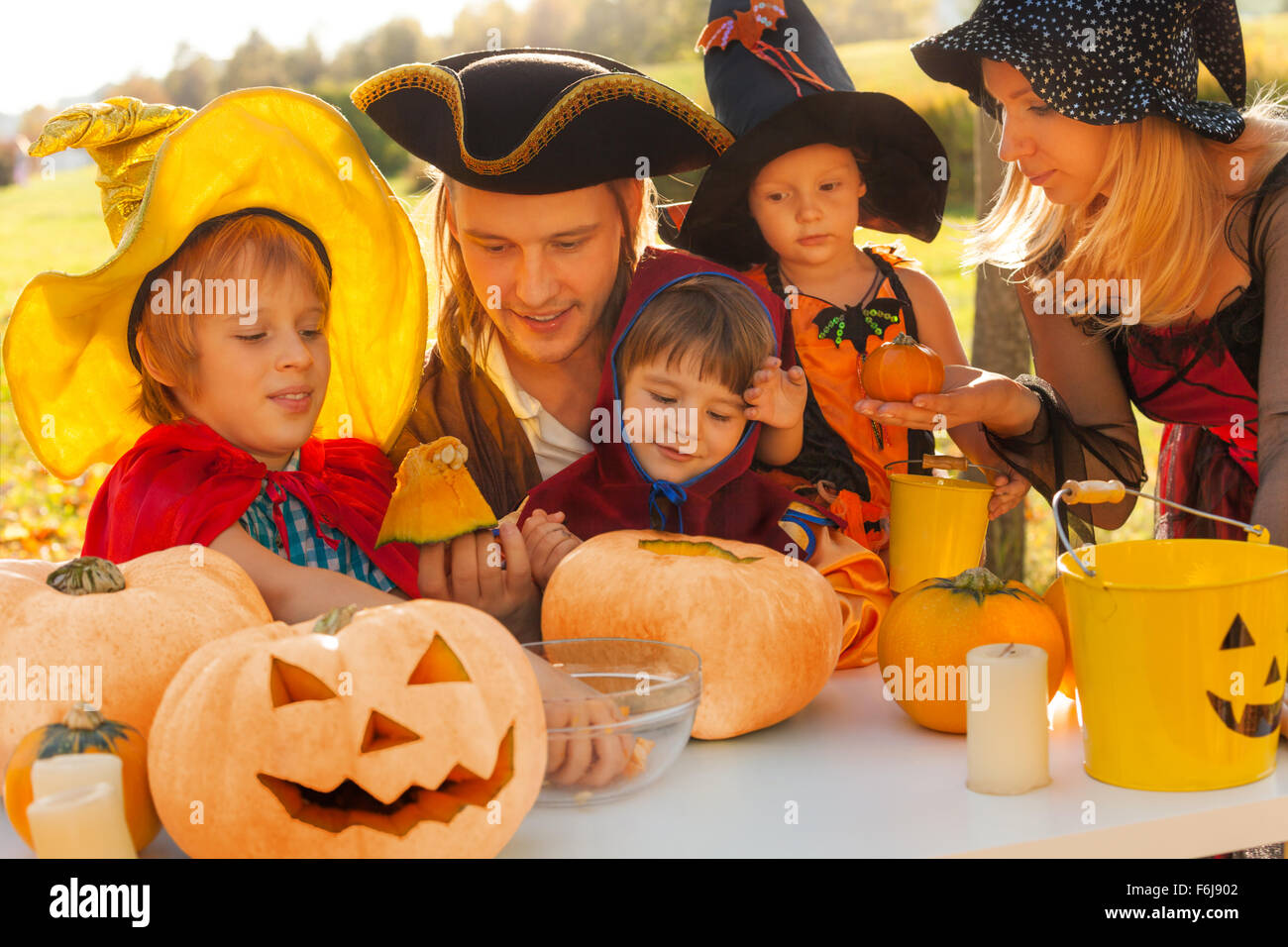Famiglia in pirata e costumi della strega creazione Foto Stock
