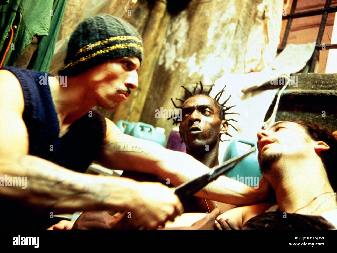 Mar 21, 2003; Brasilia, Brasile; (da sinistra a destra) MILHELM CORTAZ come pugnale, sabotaggio come Weasles E WAGNER MOURA come Zico nel dramma della criminalità ''Carandiru" diretto da Hector Babenco. Foto Stock