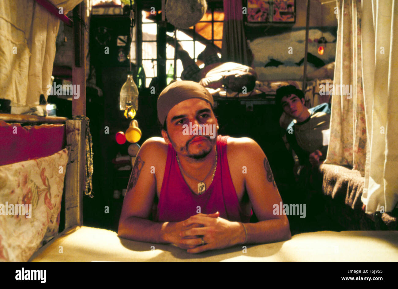 Mar 21, 2003; Brasilia, Brasile; WAGNER MOURA (centro) come Zico E CAIO BLAT (parte posteriore destra) come Deusdate nel dramma della criminalità ''Carandiru" diretto da Hector Babenco. Foto Stock