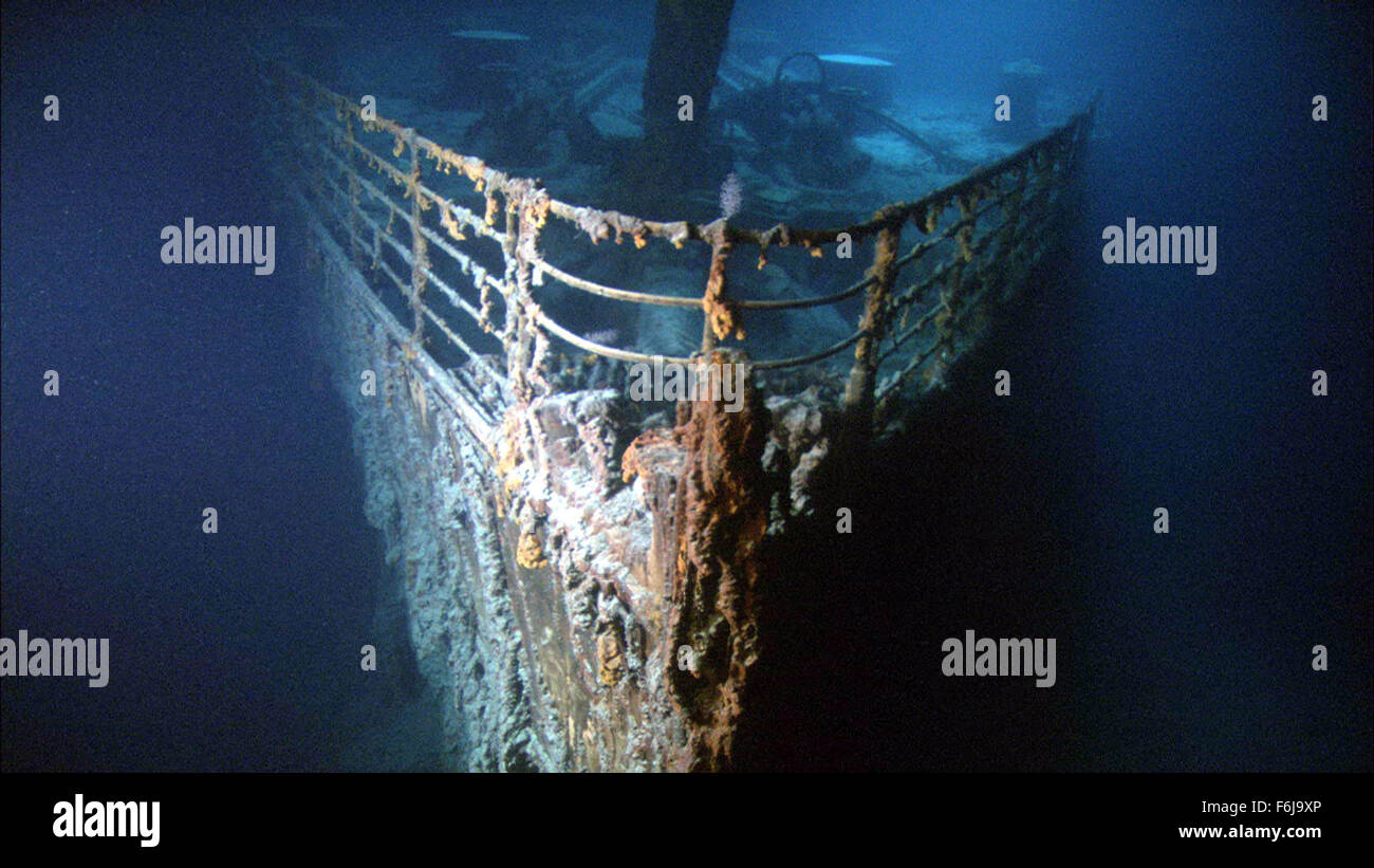 Apr 09, 2003; Toronto, Ontario, Canada; direttore canadese James Cameron sentita liberata in seguito al successo del Titanic a prendere una probabilità su un IMAX 3-D documentario sulla ''''mistero e timore reverenziale e il romanticismo di un naufragio.'''' didascalia: EN-abisso08. Tre scene da 2003 3-D IMAV movie fantasmi dell'abisso. Foto Stock