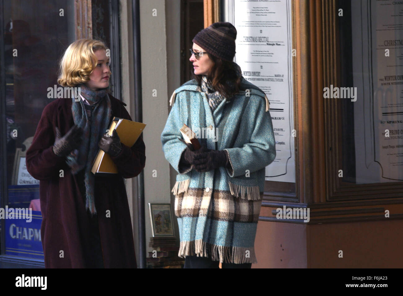 Maggio 04, 2003; Hollywood, CA, Stati Uniti d'America; attrice Julia Roberts interpreta Katherine Watson e Julia montanti gioca Joan Brandwyn in Newell Mike's Dramma Commedia 'Mona Lisa sorriso". Foto Stock