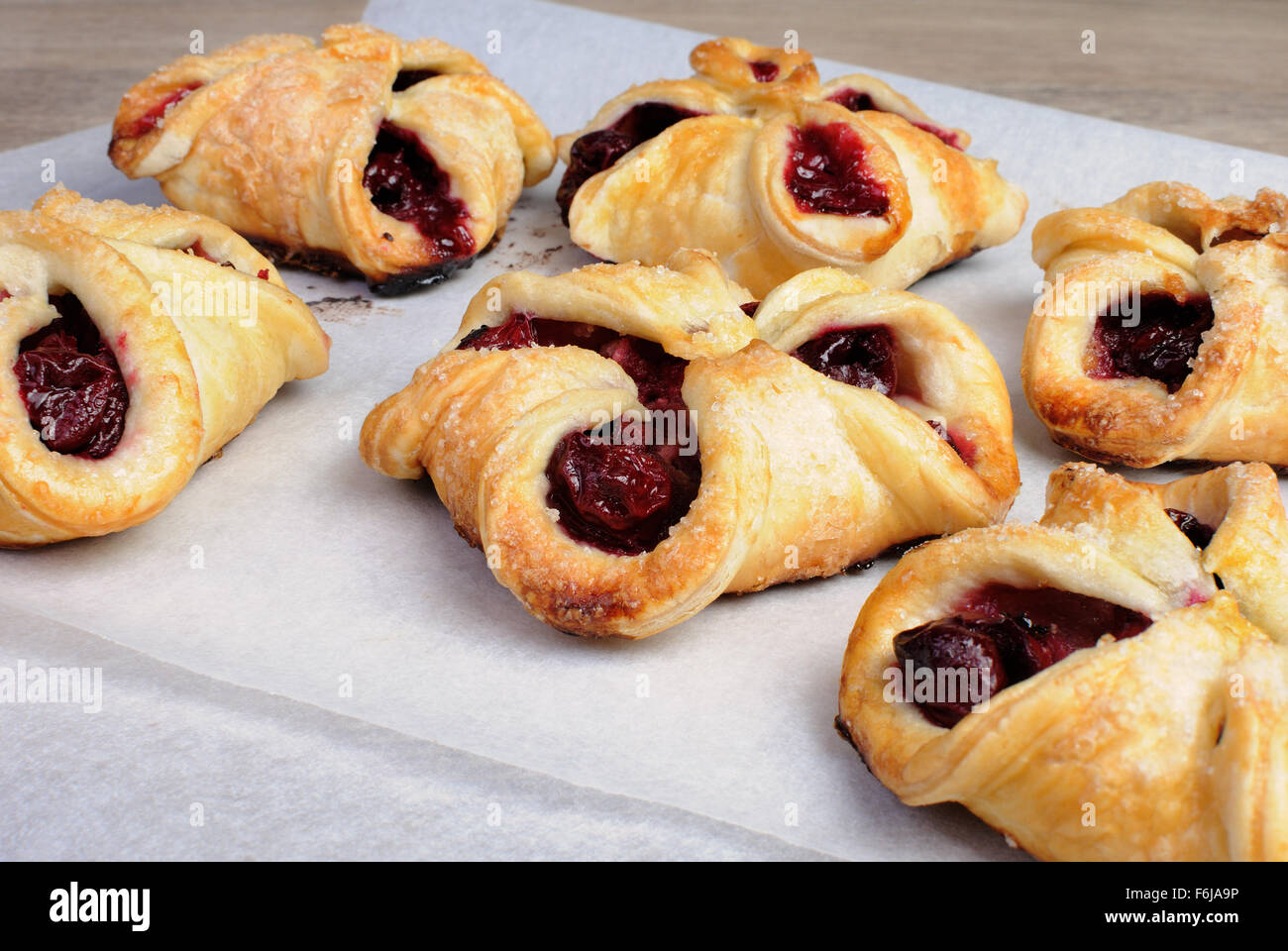 La pagnotta di pasta sfoglia ripieni di ciliegie Foto Stock