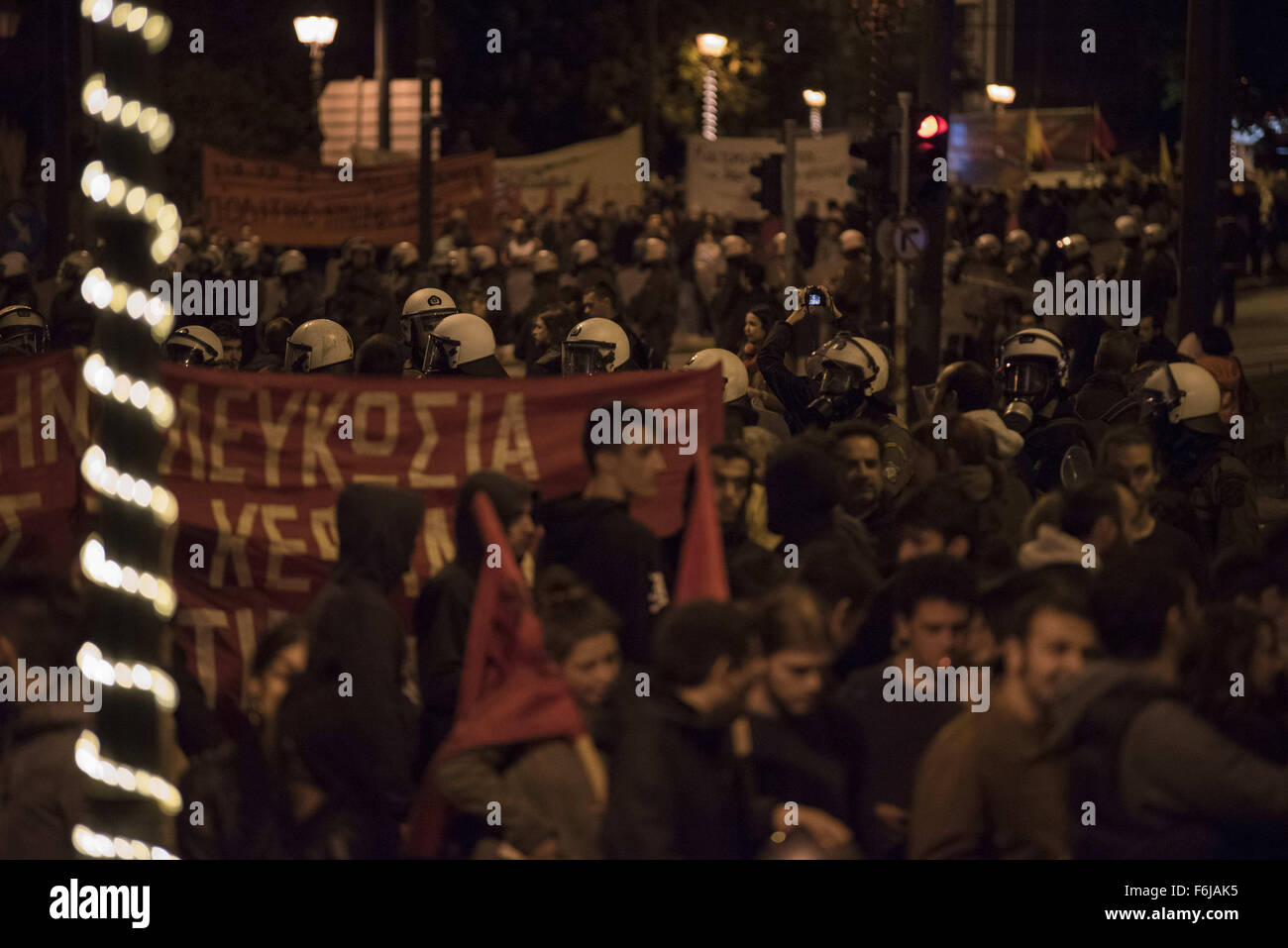 Atene, Grecia. 17 Nov, 2015. Manifestanti marzo sotto la massiccia la vigilanza della polizia per commemorare il 1973 il Politecnico di Atene insurrezione. Circa 20.000 persone sono scese nelle strade segnando il XLII anniversario del Politecnico di Atene sollevazione contro i colonnelli" junta che durò dal 1967 al 1974. Credito: Nikolas Georgiou/ZUMA filo/Alamy Live News Foto Stock