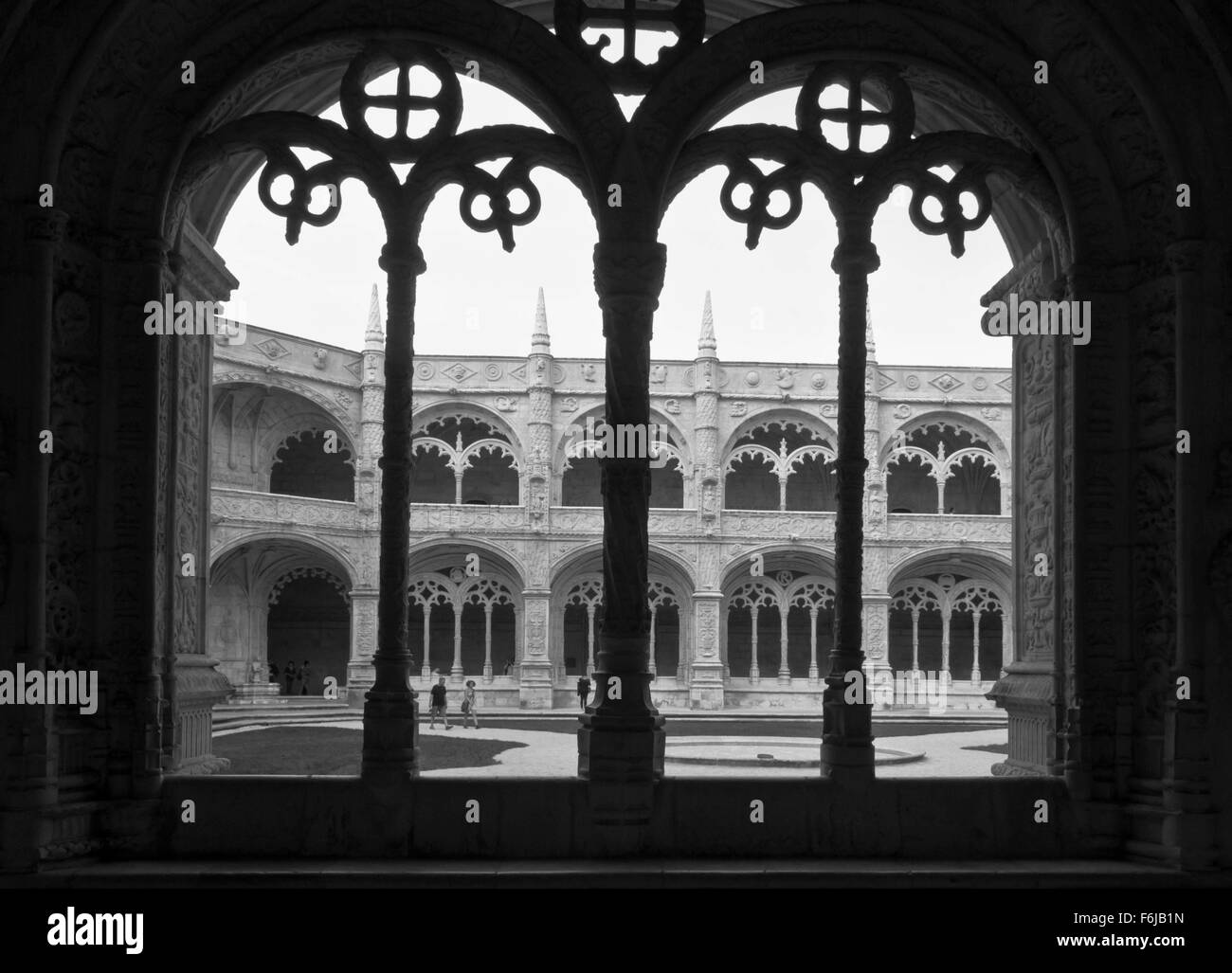 Lisbona, Portogallo - 24 ottobre 2014: chiostro decorato archi nel monastero di San Geronimo a Lisbona, in bianco e nero a cura Foto Stock