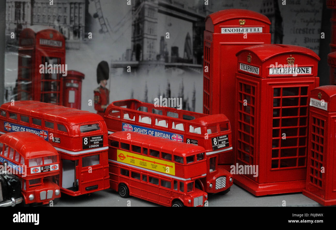 Souvenir turistici raffigurante il design britannico classics; il telefono rosso box e double decker bus Routemaster, in vendita a Londra Foto Stock