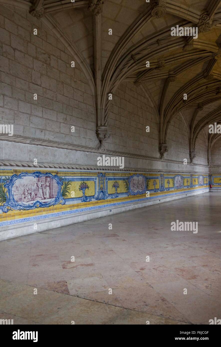Lisbona, Portogallo - 24 ottobre 2014: Gli interni delle camere del monastero di San Geronimo a Lisbona, con soffitto a volta e azulejos del bo Foto Stock