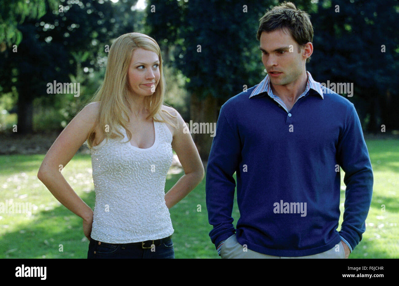 Data di rilascio: 24 luglio 2003. Il titolo del filmato: American Wedding. STUDIO: Universal Studios. Trama: il terzo film in American Pie serie trattative con il matrimonio di Jim e Michelle e raccogliere le loro famiglie e i loro amici, tra cui Jim's vecchi amici di alta scuola e della Michelle sorellina. Nella foto: GENNAIO JONES come Cadence Flaherty e il Seann William Scott come Stifler. Foto Stock