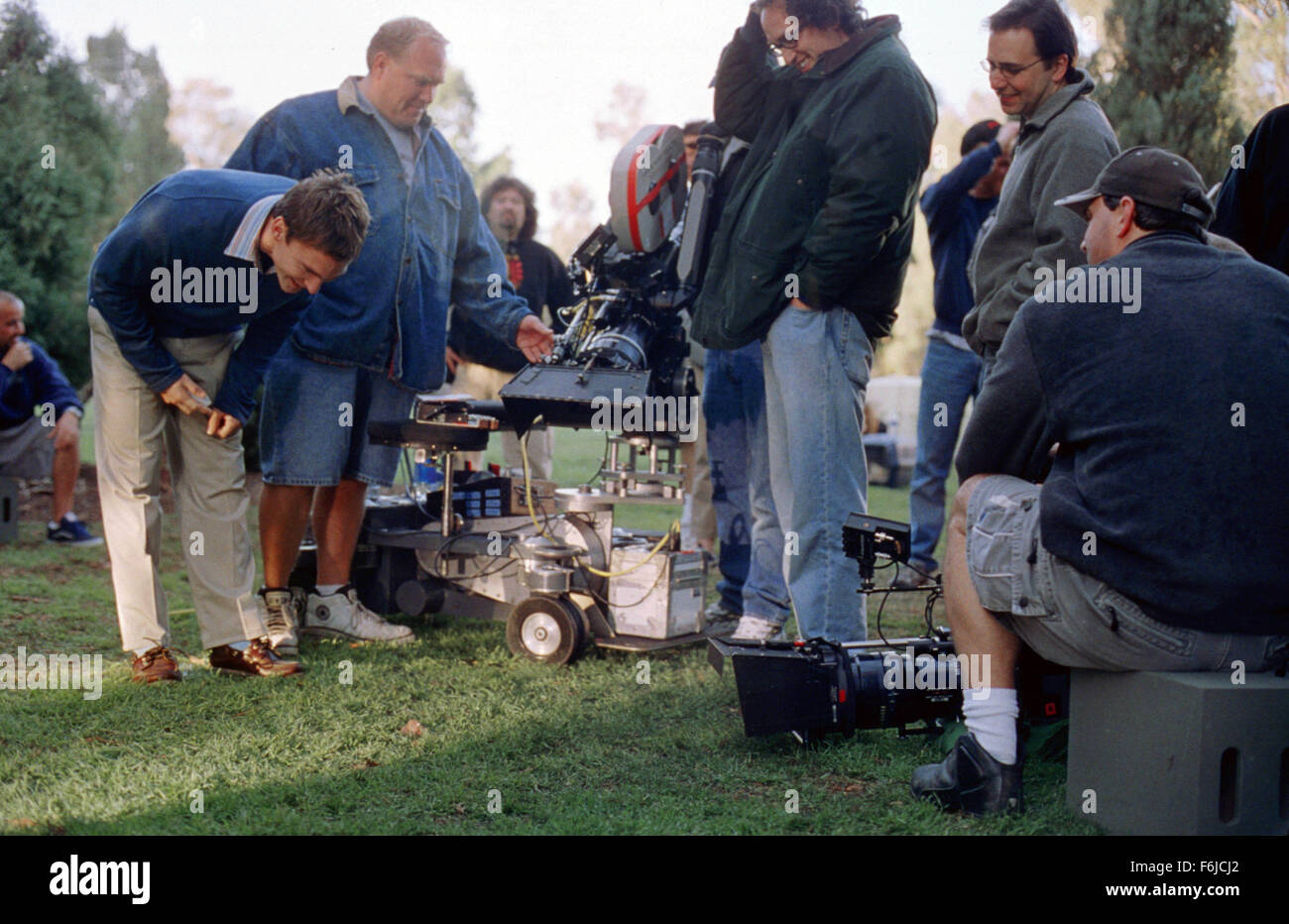 Data di rilascio: 24 luglio 2003. Il titolo del filmato: American Wedding. STUDIO: Universal Studios. Trama: il terzo film in American Pie serie trattative con il matrimonio di Jim e Michelle e raccogliere le loro famiglie e i loro amici, tra cui Jim's vecchi amici di alta scuola e della Michelle sorellina. Nella foto: Direttore Jesse Dylan, il Seann William Scott come Stifler e scrittore/produttore ADAM HERZ. Foto Stock