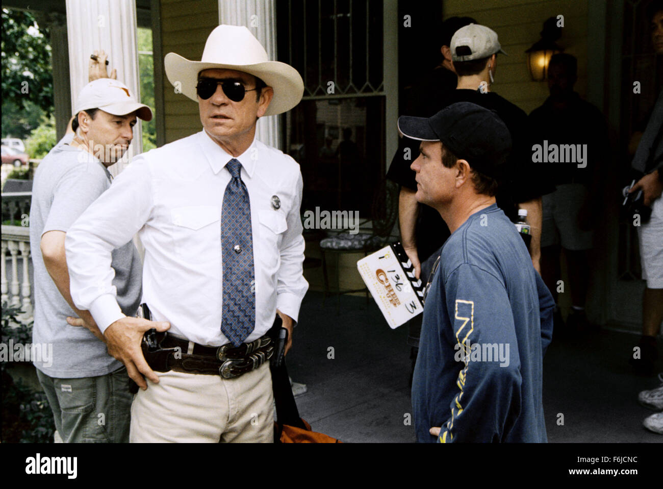 Oct 22, 2003; Austin, TX, Stati Uniti d'America; direttore Stephen Herek e attore Tommy Lee Jones sul set di 'man della casa.' è impostato per rilasciare il 25 febbraio 2005. Foto Stock