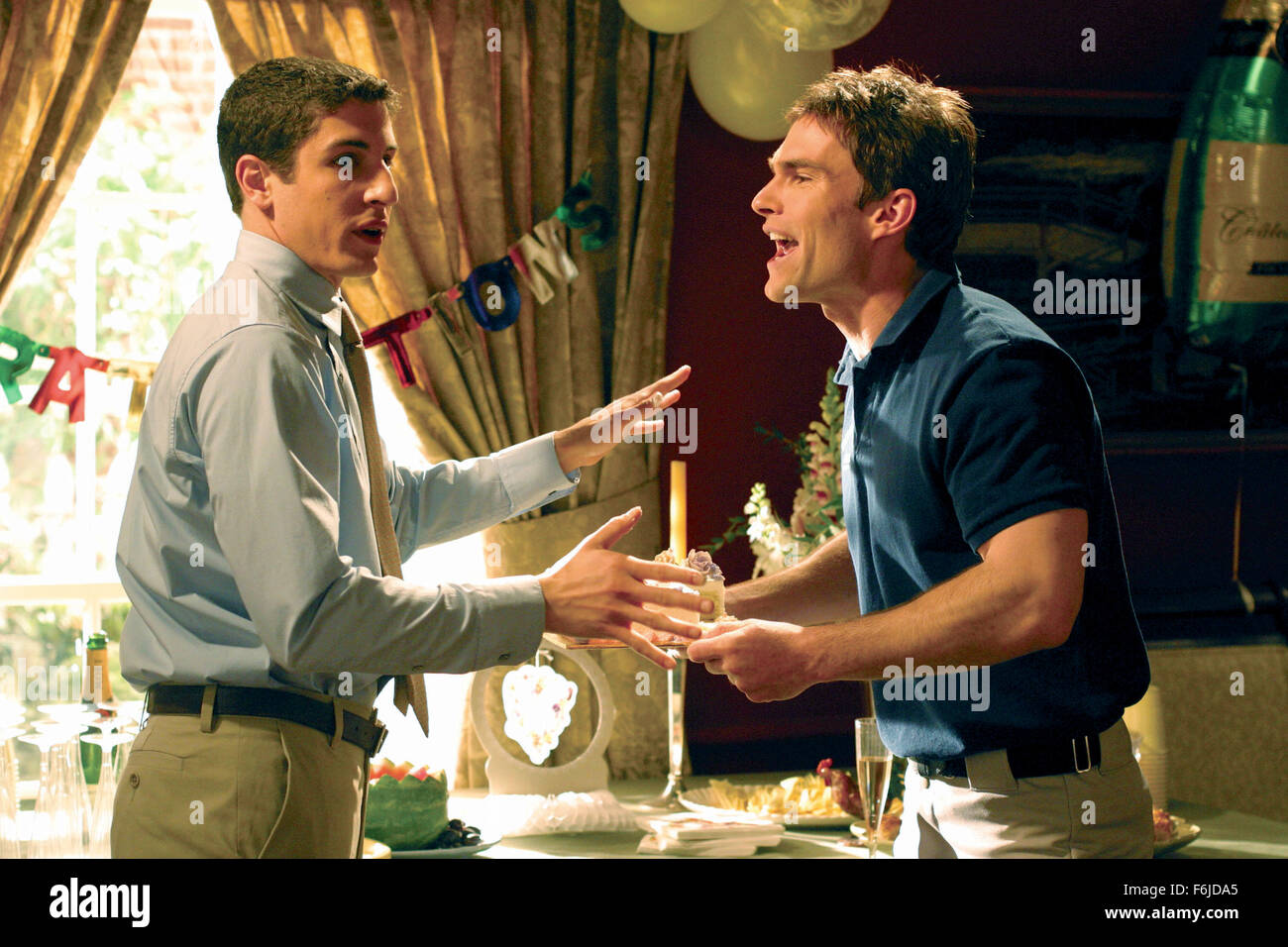 Data di rilascio: 24 luglio 2003. Il titolo del filmato: American Wedding. STUDIO: Universal Studios. Trama: il terzo film in American Pie serie trattative con il matrimonio di Jim e Michelle e raccogliere le loro famiglie e i loro amici, tra cui Jim's vecchi amici di alta scuola e della Michelle sorellina. Nella foto: Jason Biggs (sinistra) come Jim e il Seann William Scott come Steve Stifler. Foto Stock