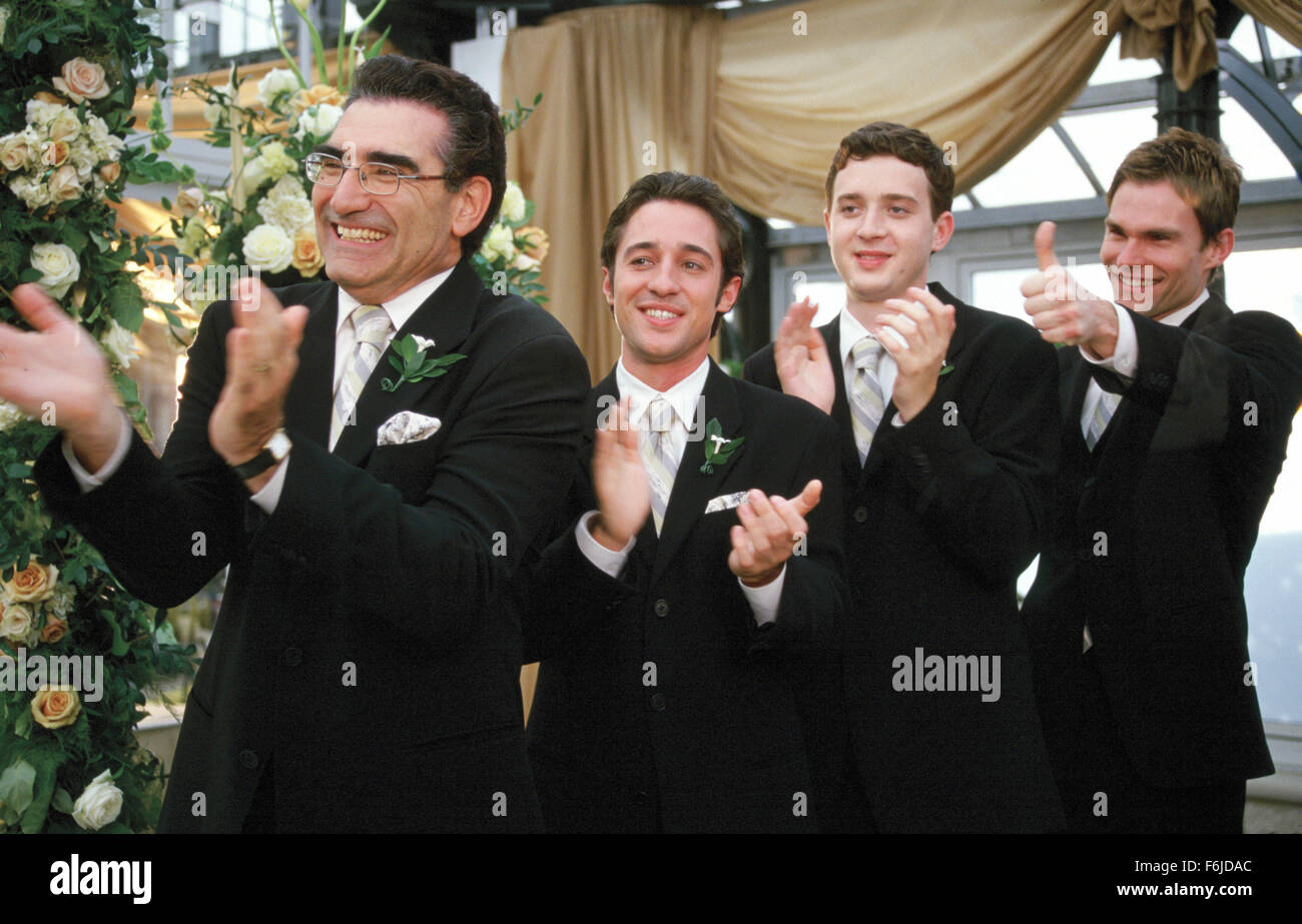 Data di rilascio: 24 luglio 2003. Il titolo del filmato: American Wedding. STUDIO: Universal Studios. Trama: il terzo film in American Pie serie trattative con il matrimonio di Jim e Michelle e raccogliere le loro famiglie e i loro amici, tra cui Jim's vecchi amici di alta scuola e della Michelle sorellina. Nella foto: Eugene Levy come Jim del papà, THOMAS IAN NICHOLAS come Kevin, Eddie Kaye Thomas come il fringuello e il Seann William Scott come Steve Stifler. Foto Stock