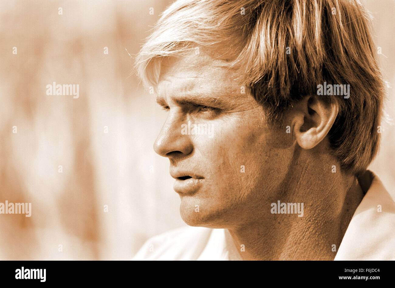 Agosto 08, 2003; Santa Monica, CA, Stati Uniti d'America; Professional grande onda del surfista Laird Hamilton durante la realizzazione del film "Riding Giants". Foto Stock